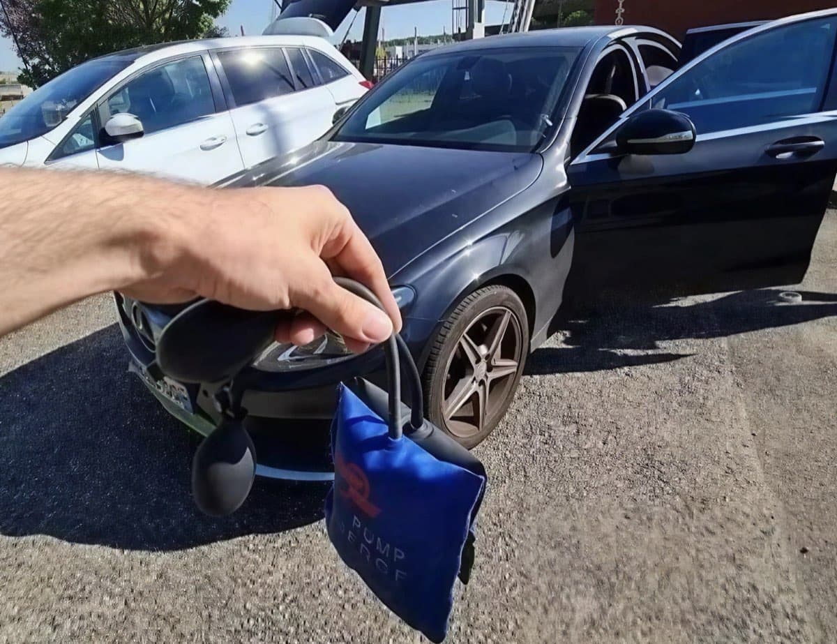 Serrurier ouvrant une portière de voiture sans casse à Caen