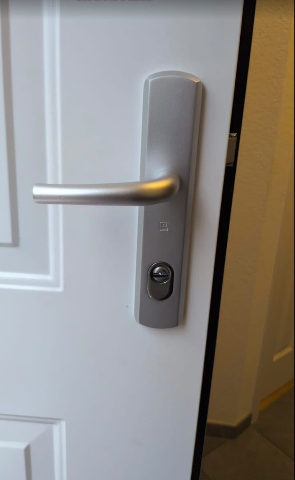 Blindage de porte et poignée de sécurité neufs posés par La Clé Normande à Caen